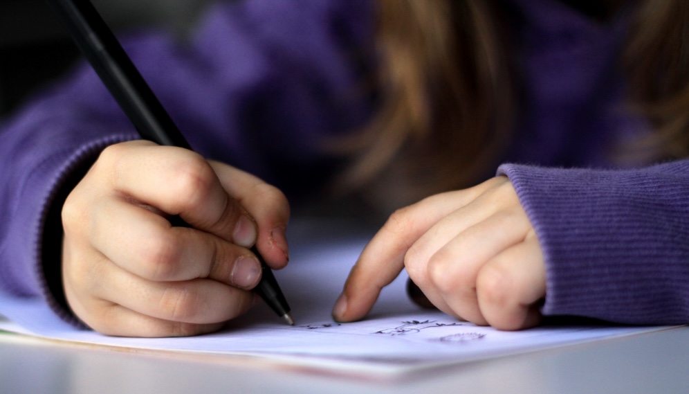 Un niño escribiendo
